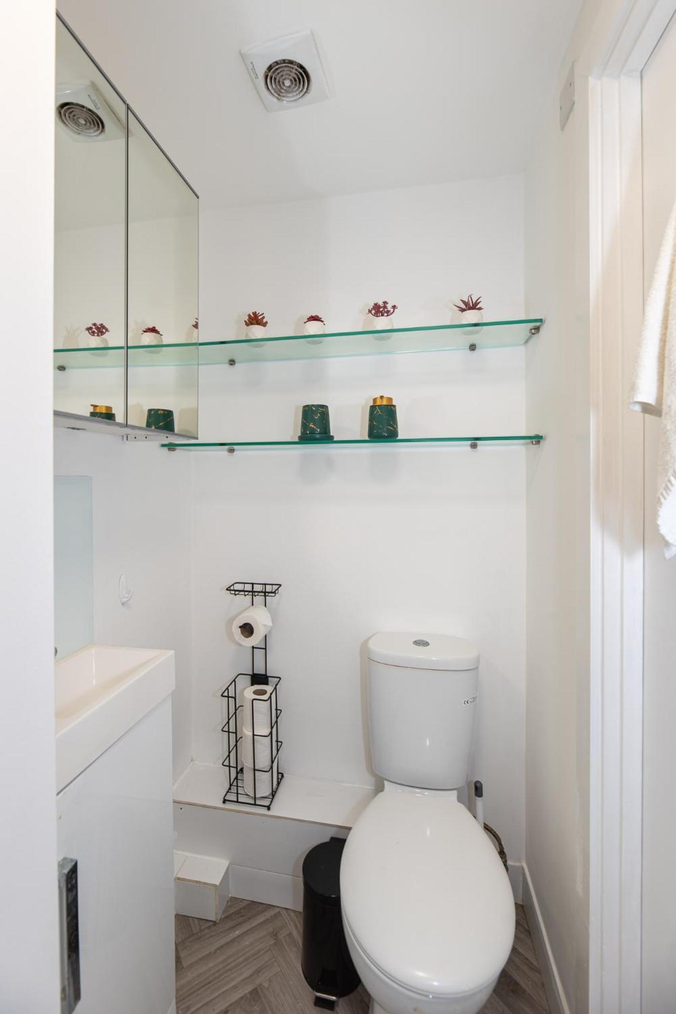Small And Trendy Studio 3B Лондон Экстерьер фото